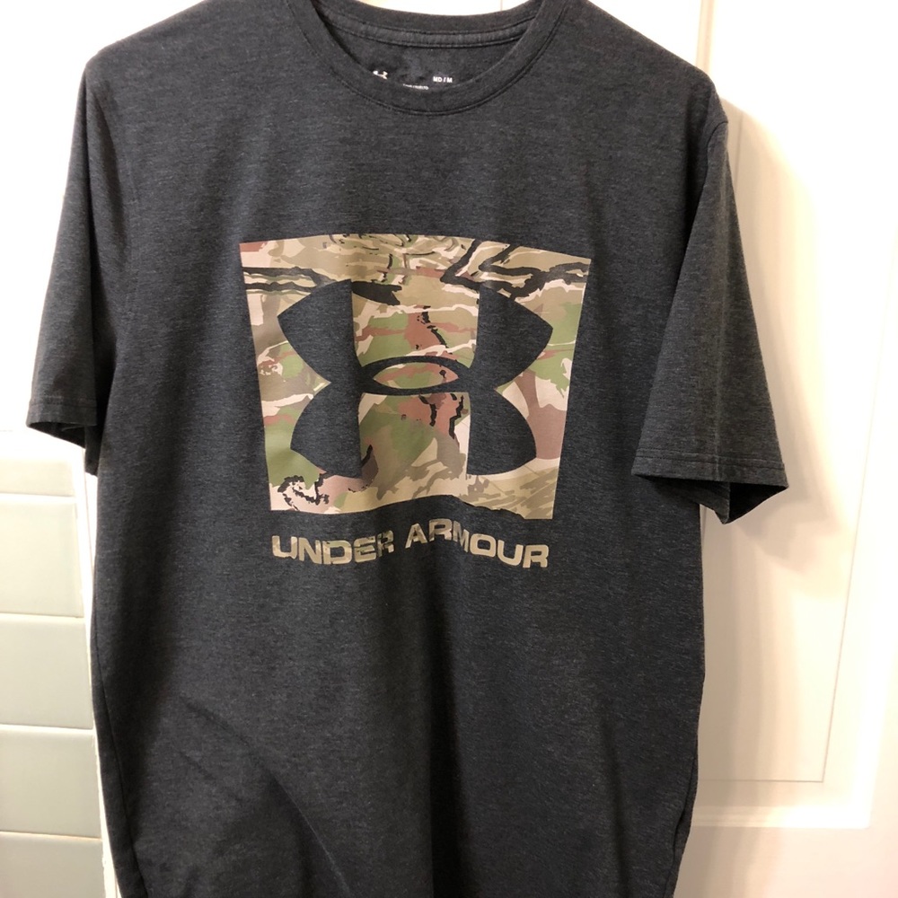 Men’s medium Under Armour shirt.